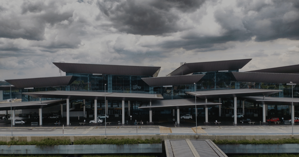 O Maior Aeroporto do Brasil - Aeroporto Internacional de São PauloGuarulhos - Conheça tudo sobre o maior aeroporto do Brasil! Sua localização estratégica, infraestrutura moderna e importância como o principal hub internacional do Brasil.