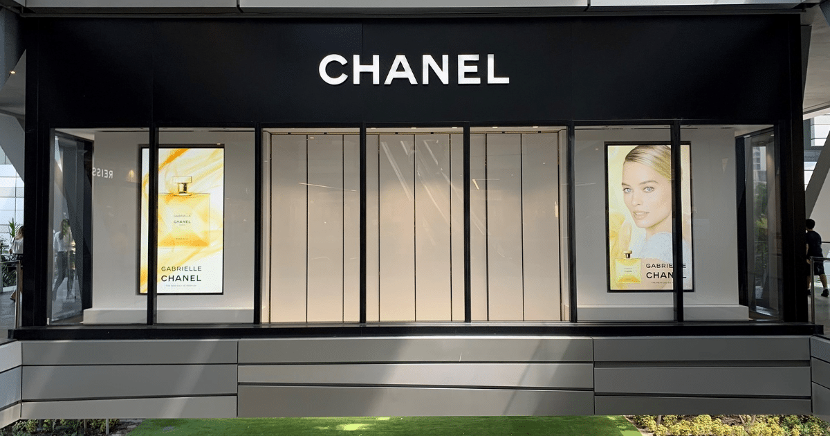 A Chanel do século XXI se destaca como uma das casas de luxo mais valiosas e influentes do mundo, mantendo sua posição de liderança através de uma combinação única de tradição e inovação. Com um valor de mercado estimado em mais de 60 bilhões de dólares, a marca continua privada e sob o controle exclusivo da família Wertheimer.