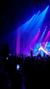 Billie Eilish faz turnê sozinha pela primeira vez e surpreende