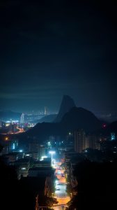 Apagão no RJ: 220 mil sem energia após queda de torres